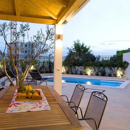 Family Friendly With A Swimming Pool - 12236 Konukevi