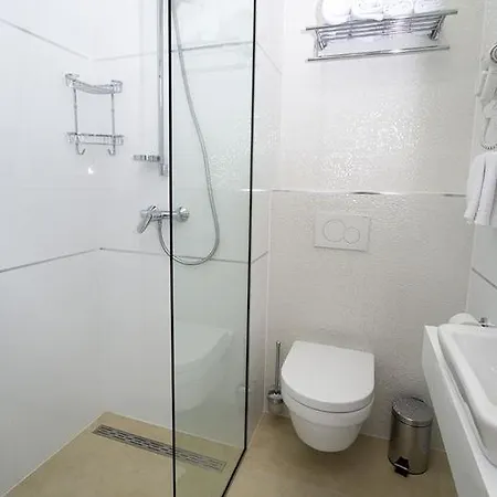 Family Friendly With A Swimming Pool - 12236