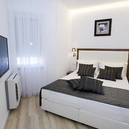 Family Friendly With A Swimming Pool - 12236 Konukevi Split